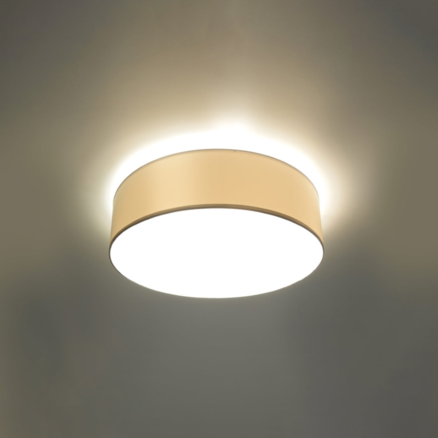 Plafonnier Arena 35 blanc allumé, lumière diffuse vers le bas