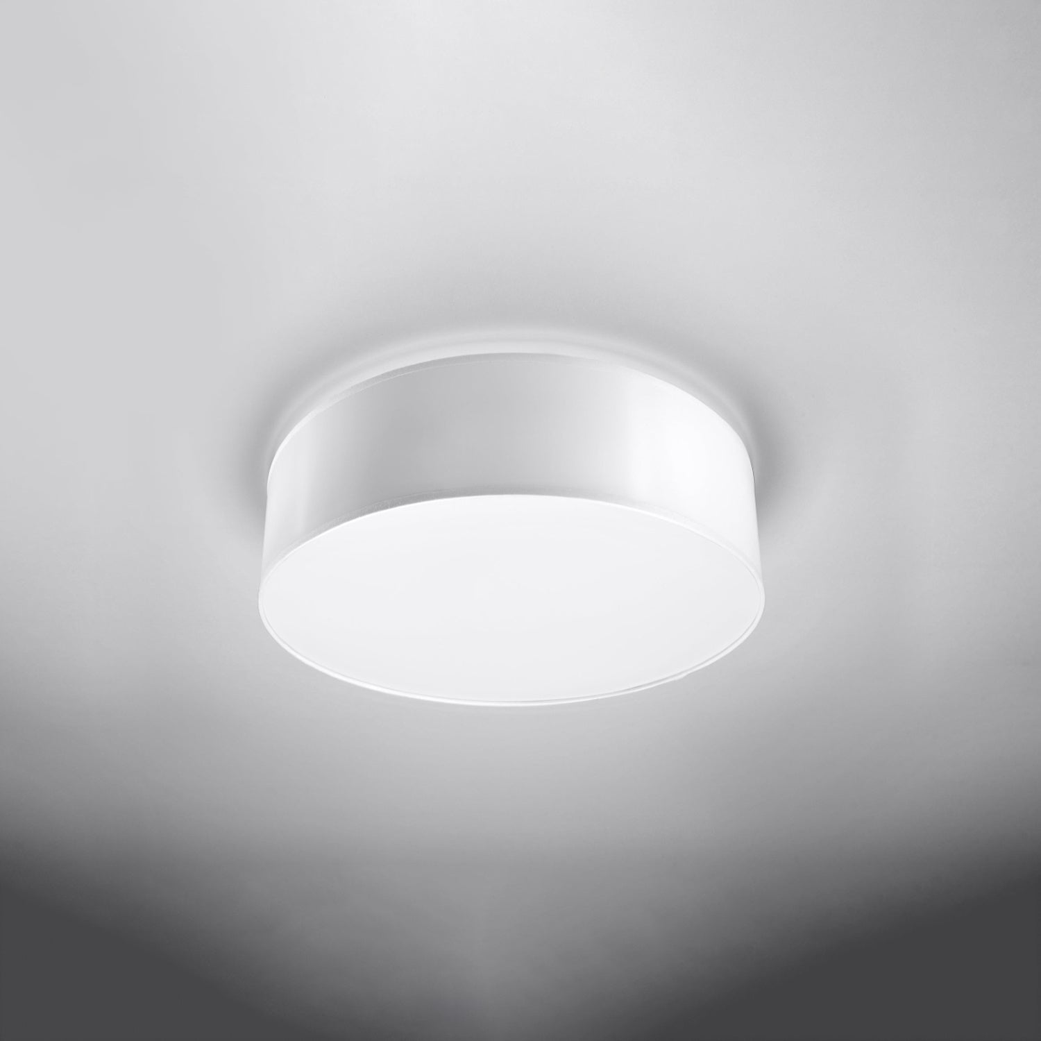 Plafonnier Arena 35 blanc au plafond dans un intérieur