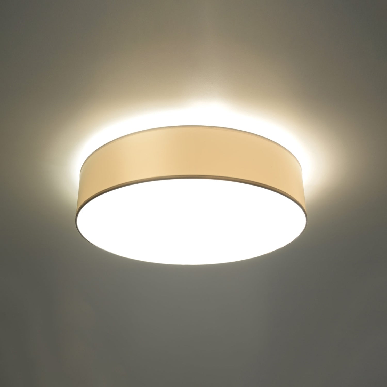 Plafonnier Arena 45 blanc allumé, lumière diffuse vers le bas