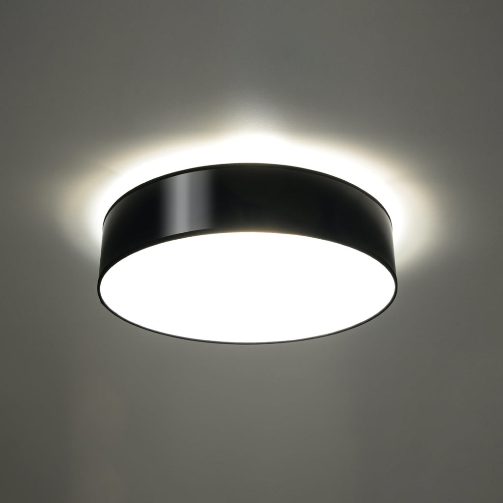 Plafonnier Arena 45 noir allumé, lumière diffuse vers le bas