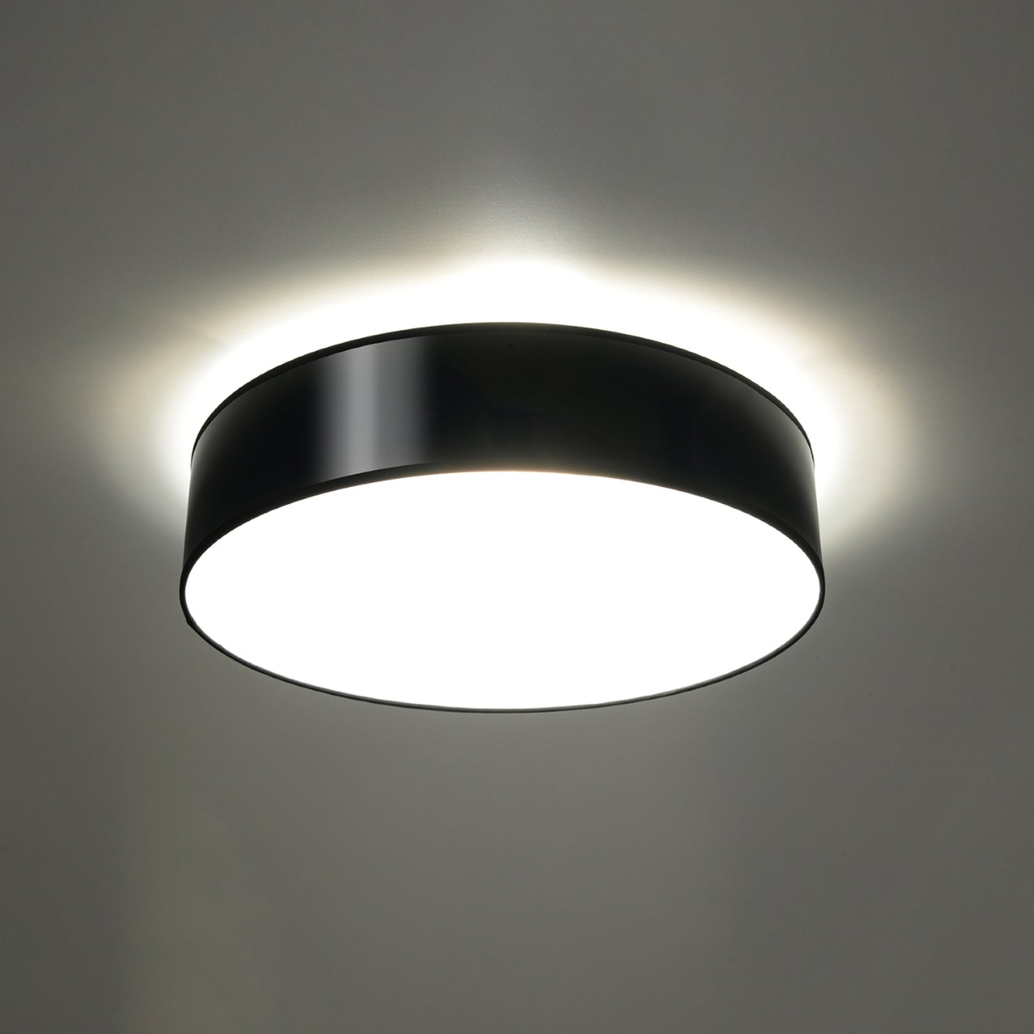 Plafonnier Arena 55 noir allumé, lumière diffuse