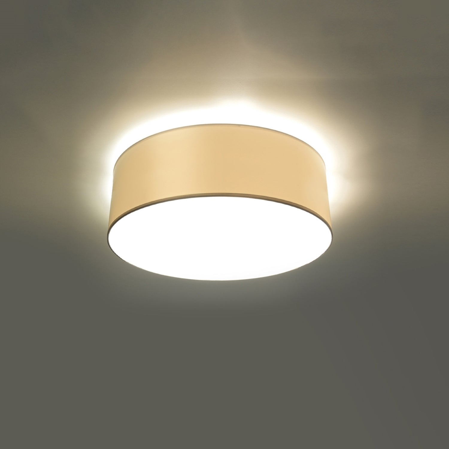 Plafonnier Arena blanc allumé, lumière diffuse vers le bas