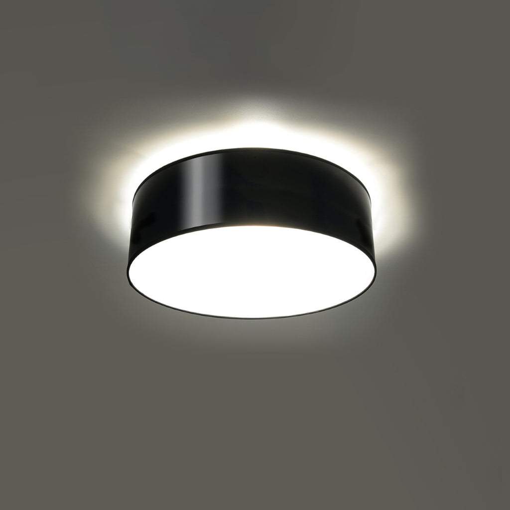 Plafonnier Arena noir allumé, lumière diffuse vers le bas