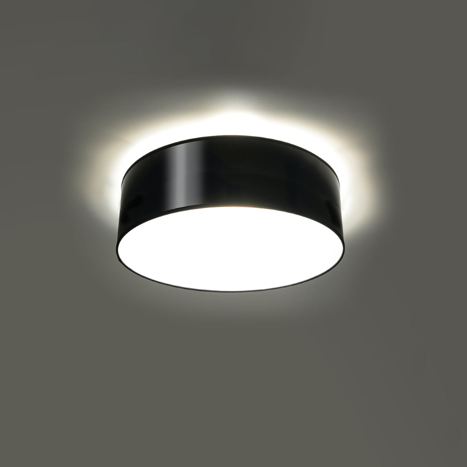 Plafonnier Arena noir allumé, lumière diffuse vers le bas