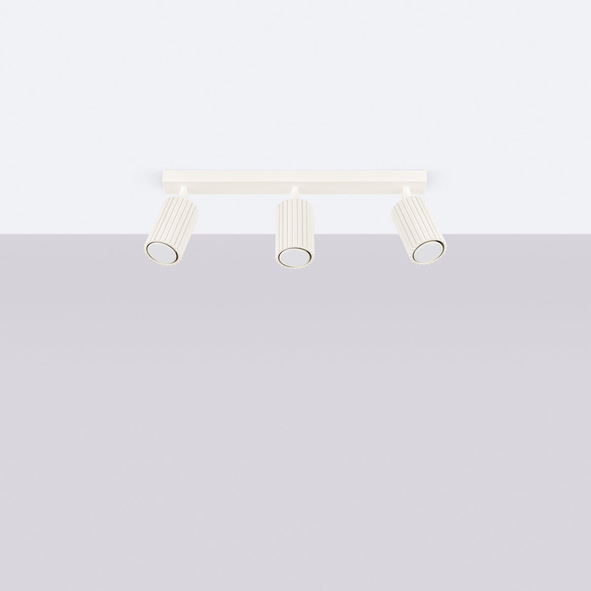 Plafonnier barre Karbon laque beige fixé au plafond avec ses trois spots éteints