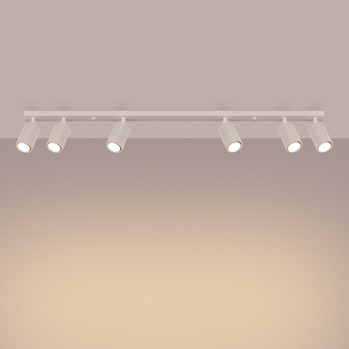 Plafonnier barre Karbon laque beige fixé au plafond avec ses six spots allumés