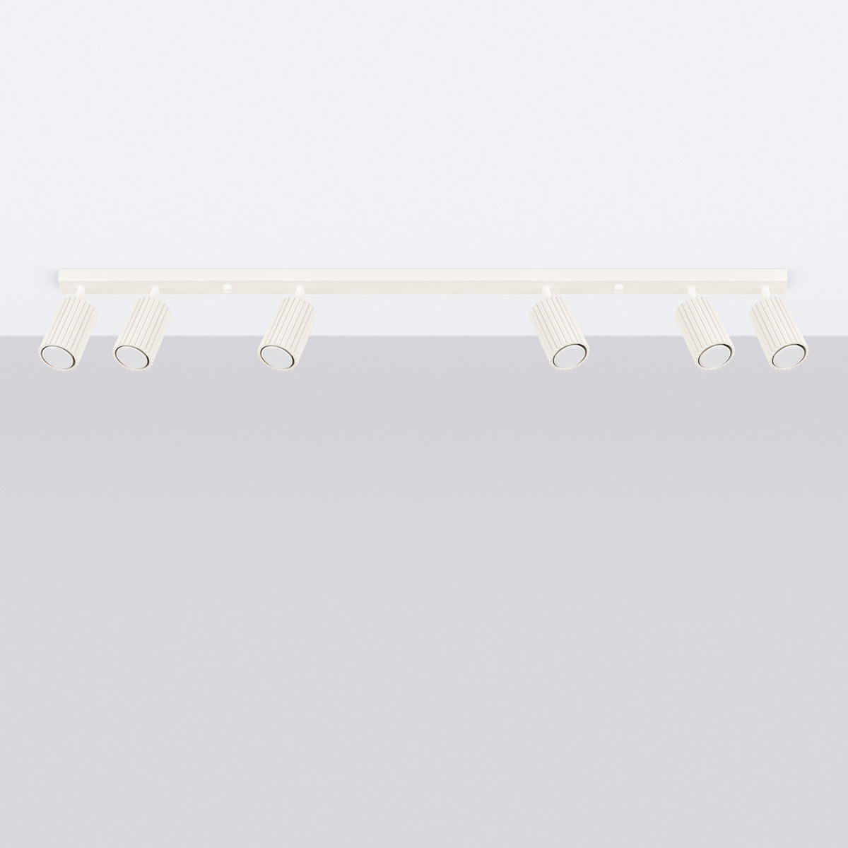 Plafonnier barre Karbon laque beige fixé au plafond avec ses six spots éteints