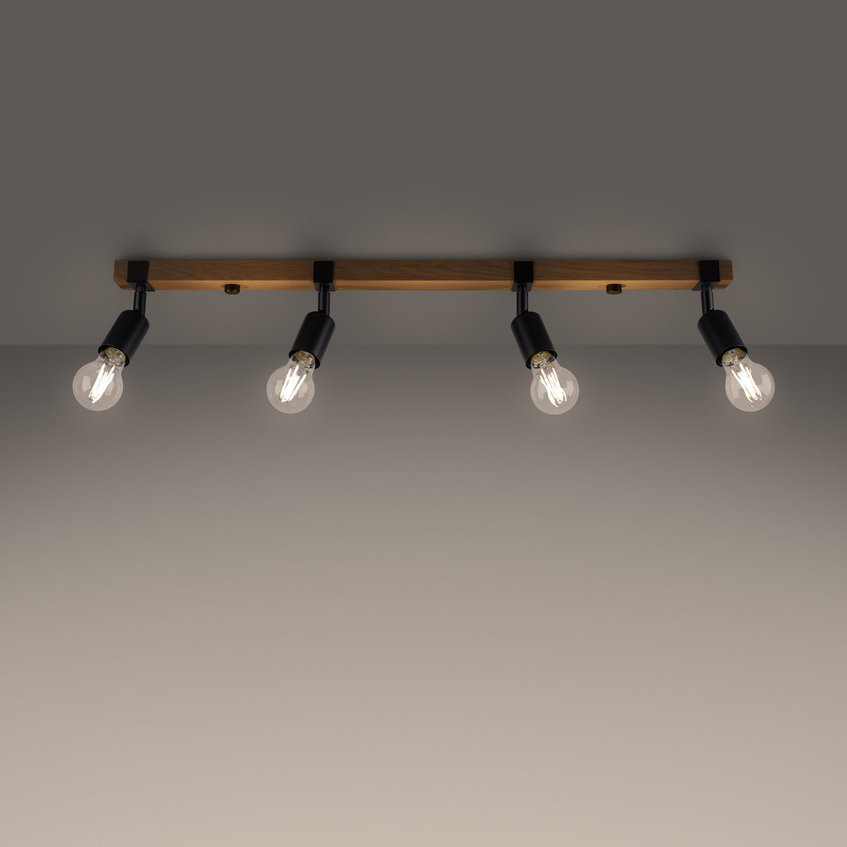 Plafonnier Zuca à quatre lumières allumé sous un plafond sombre