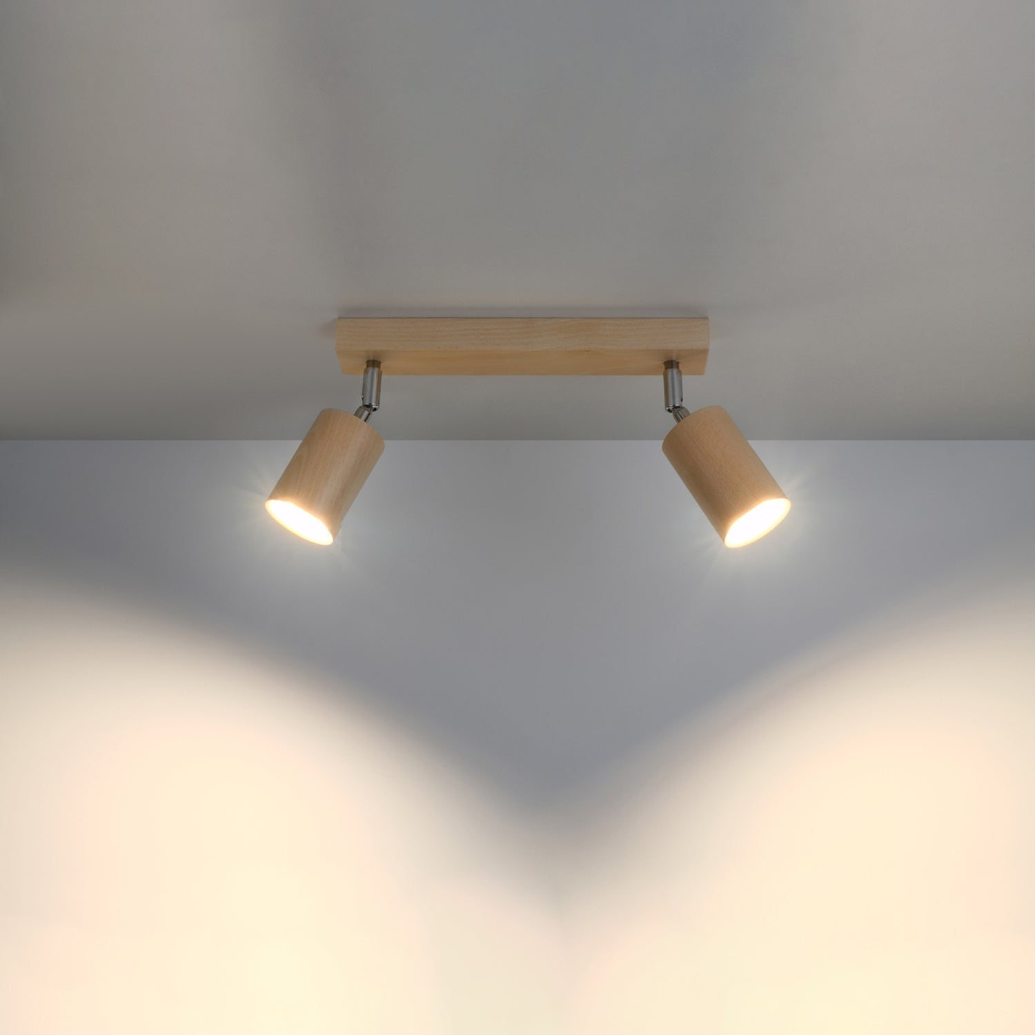 Plafonnier Berg 2 spots en bois naturel, spots cylindriques orientables sur une barre, tête orientable