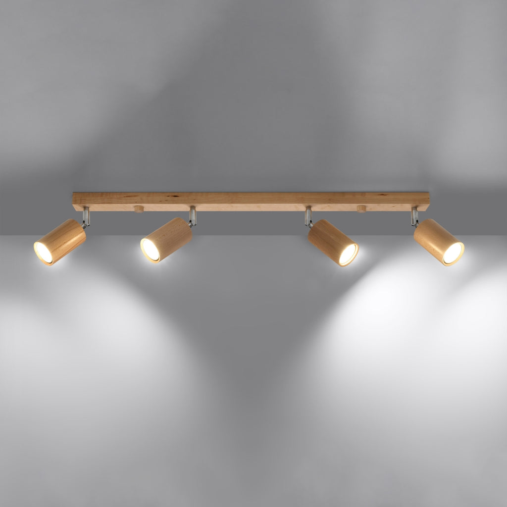 Plafonnier Berg 4 spots bois naturel allumé, quatre faisceaux orientables