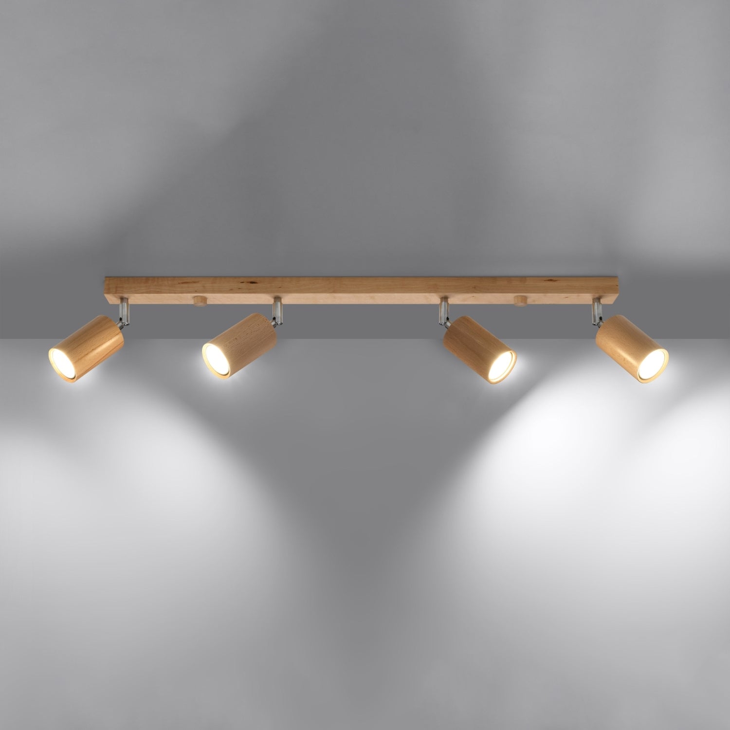 Plafonnier Berg 4 spots bois naturel allumé, quatre faisceaux orientables