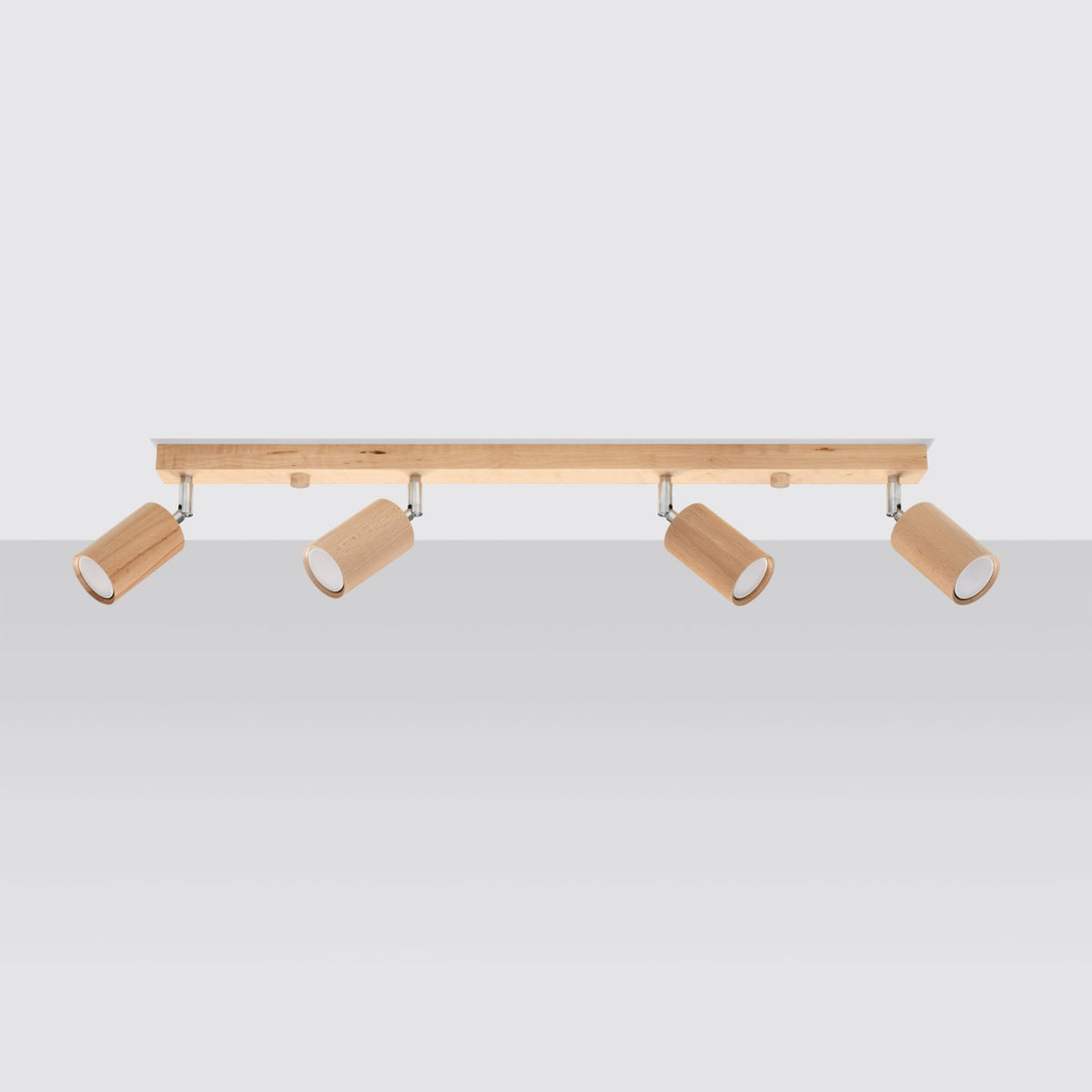 Plafonnier Berg 4 spots en bois naturel fixé sous un plafond clair