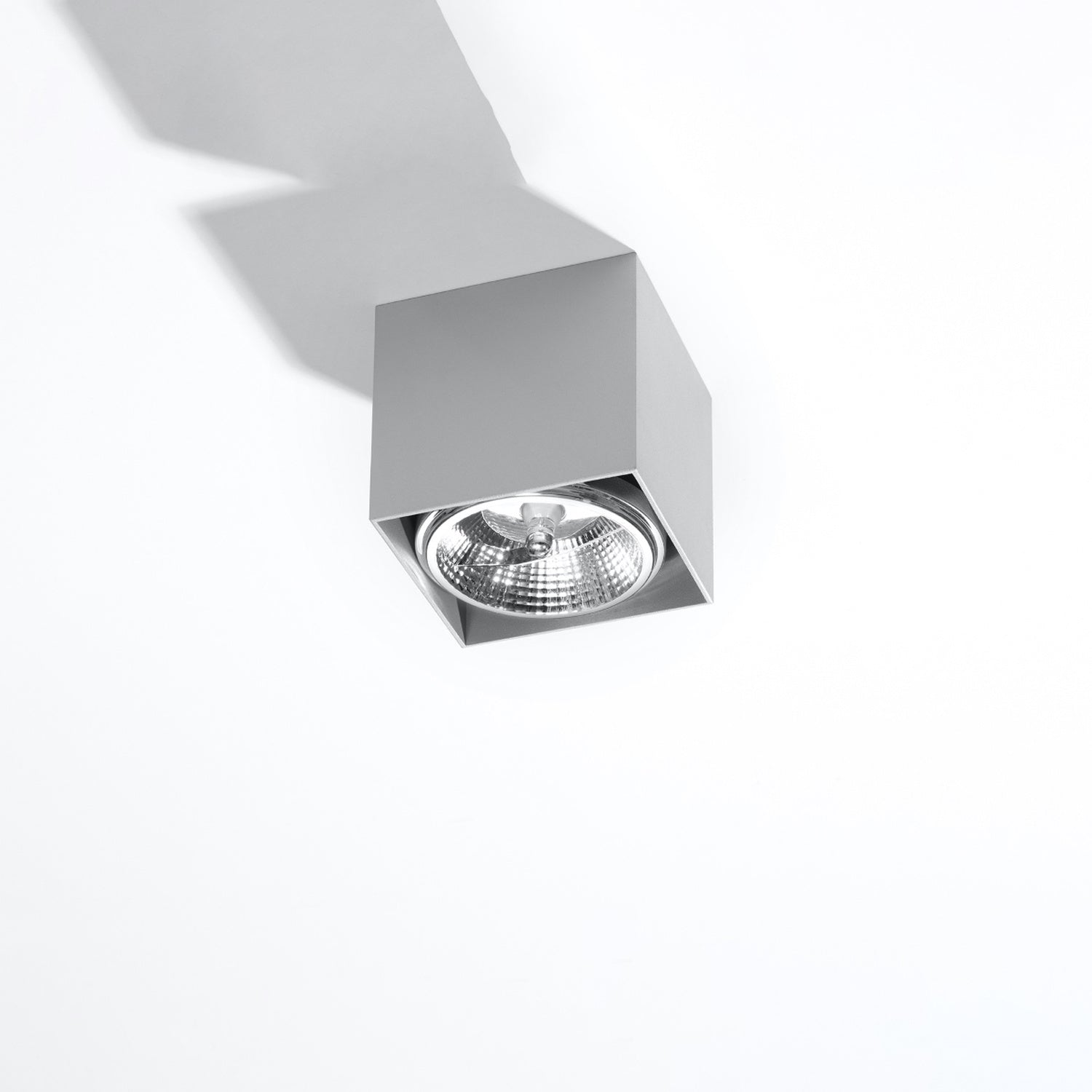 Plafonnier Blake en aluminium gris, downlight cube à réflecteur, vue de profil