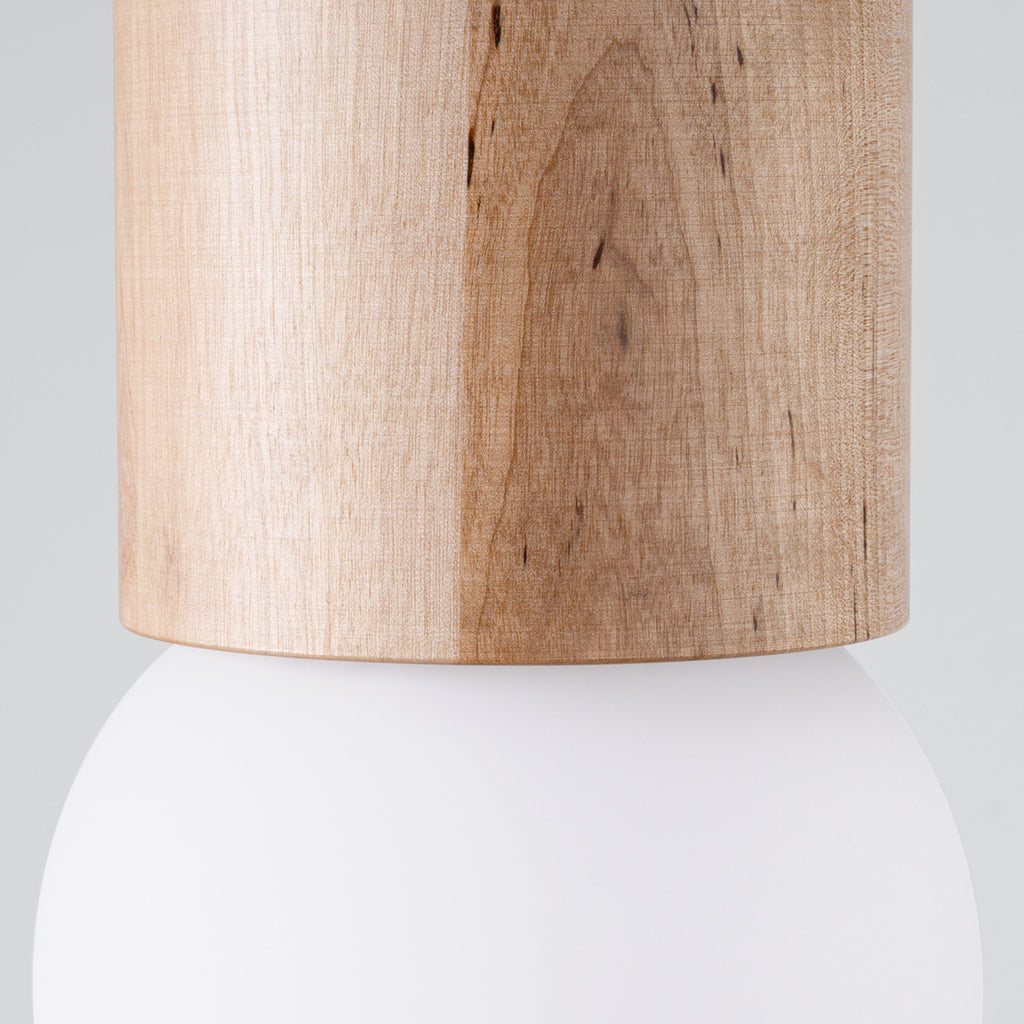 Plafonnier Boomo 12 bois et verre opale G9, détail du bois et de la boule opale