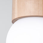 Plafonnier Boomo 8 bois et verre opale G9, détail du bois et de la boule opale