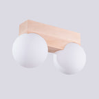 Plafonnier Bulbo 2 bois et verre opale G9, gros plan sur le globe opale