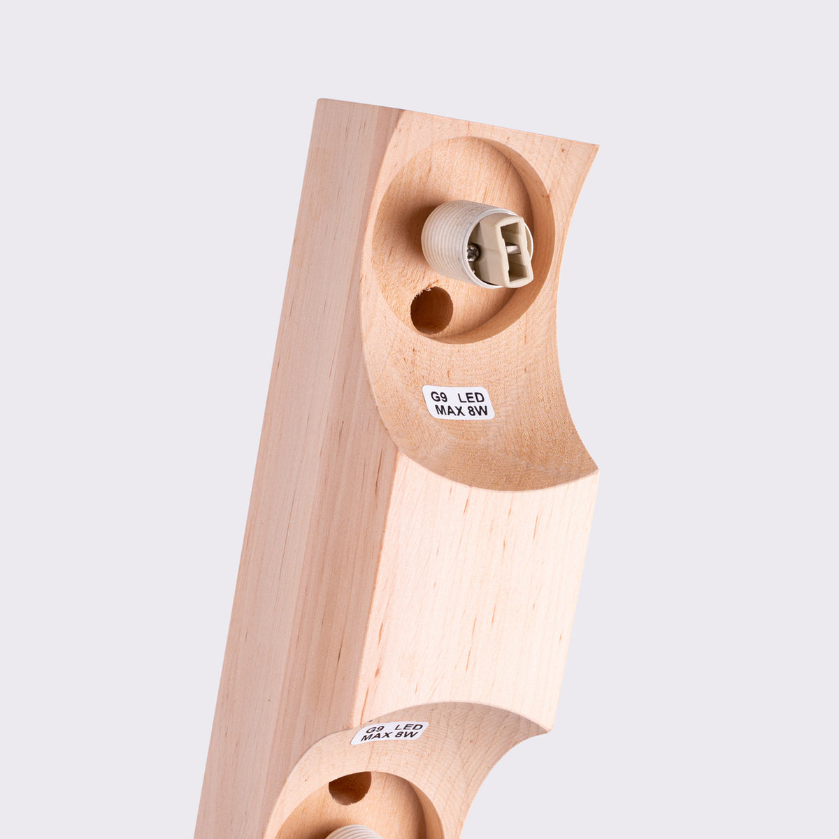 Encoche arrondie de la barre en bois avec sa douille G9 filetée et son étiquette LED 8 W maximum