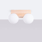 Plafonnier Bulbo 2 en bois naturel et verre opale fixé à un plafond blanc