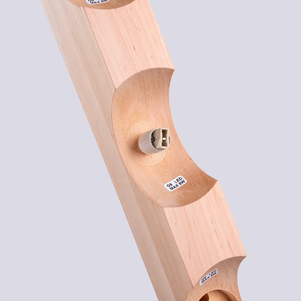 Encoche de la barre en bois du plafonnier Bulbo 3 sans son globe avec la douille G9 et l'étiquette LED max 8 W