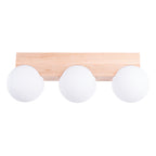 Plafonnier Bulbo 3 vu de face avec sa barre en bois naturel et ses trois globes en verre blanc