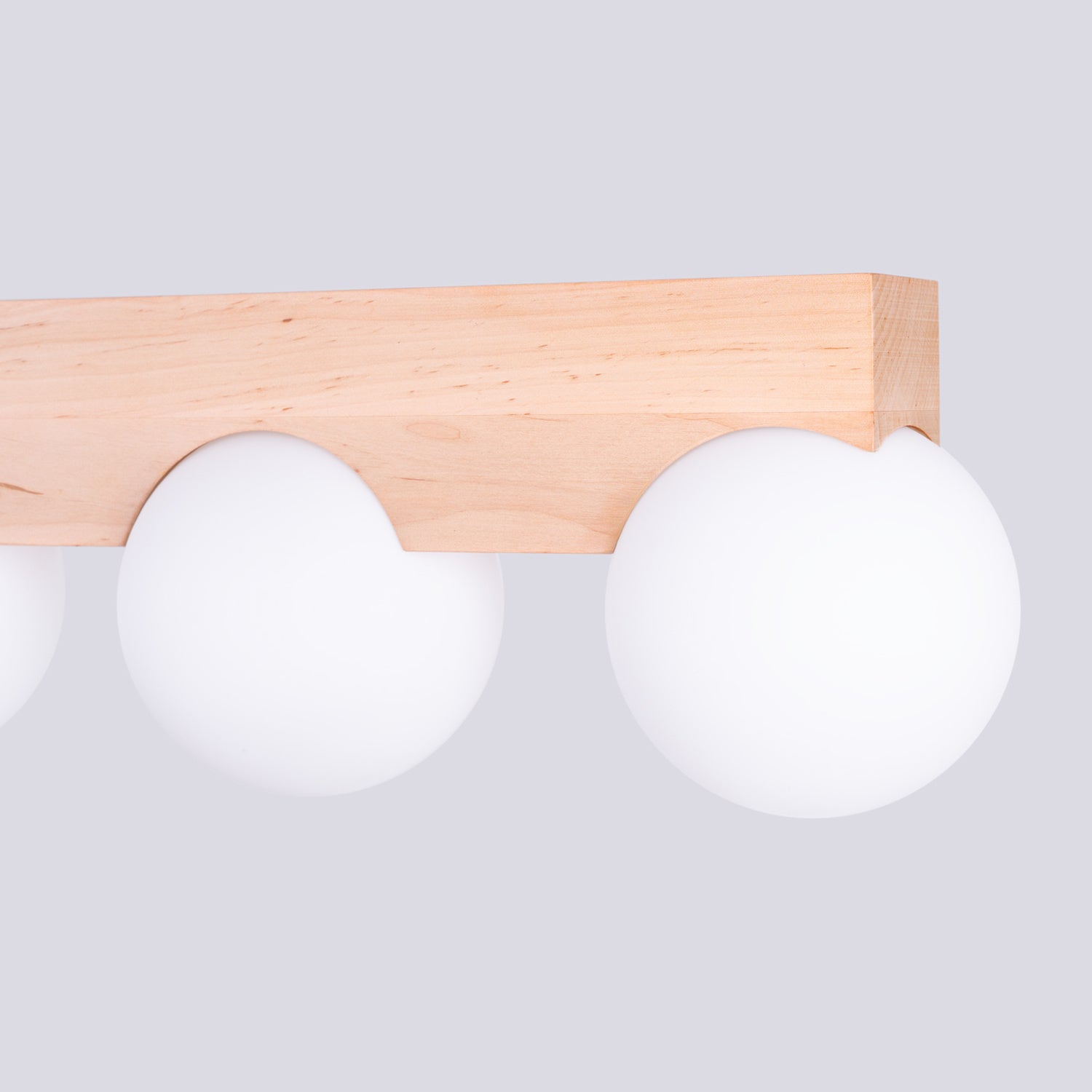 Plafonnier Bulbo 4 bois et verre opale G9, gros plan allumé