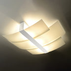 Plafonnier Celia verre blanc allumé, lumière diffuse à travers le verre opale