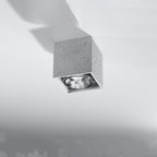 Plafonnier Valde en béton gris fixé au plafond vu en contre-plongée