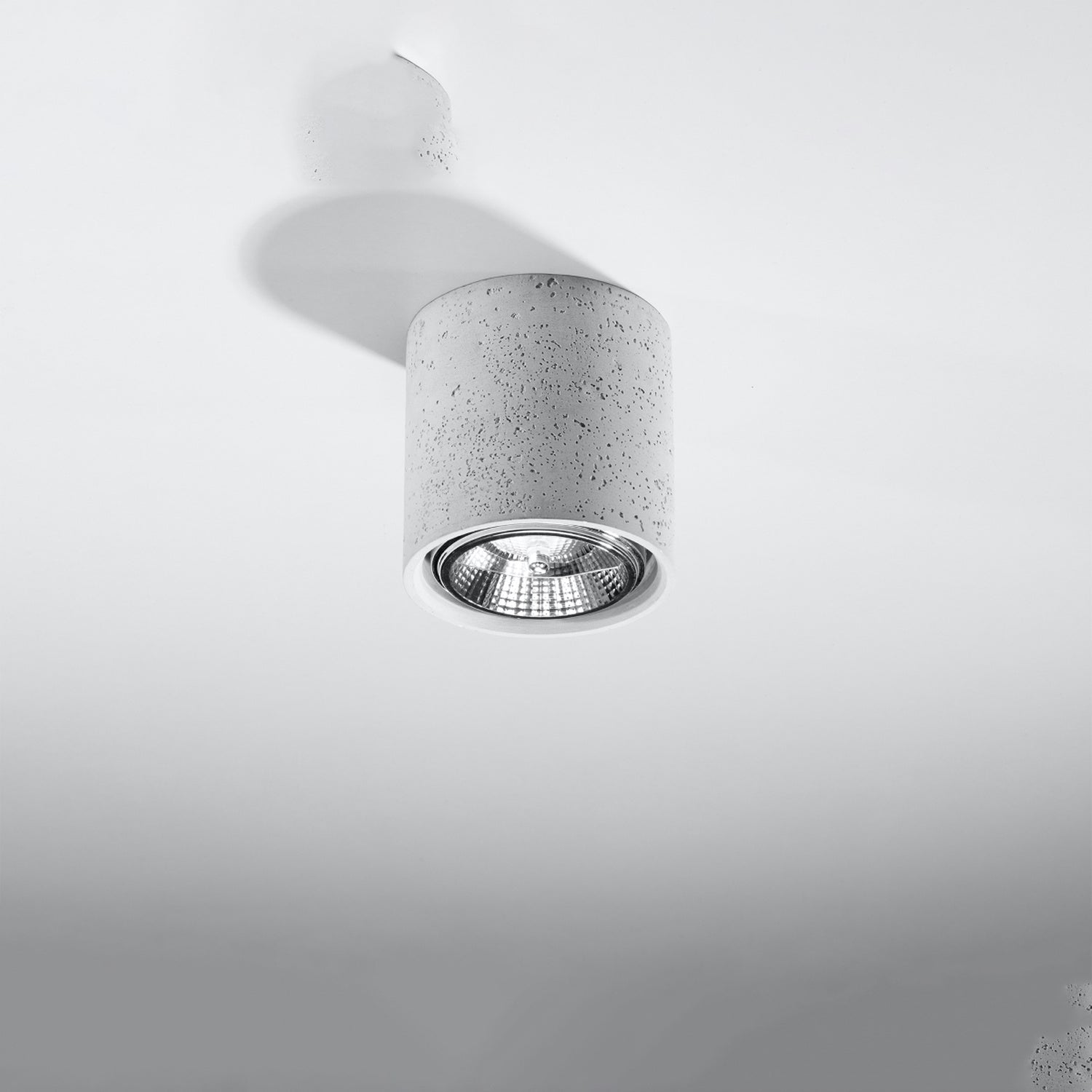 Plafonnier Cullo en béton monté au ras du plafond