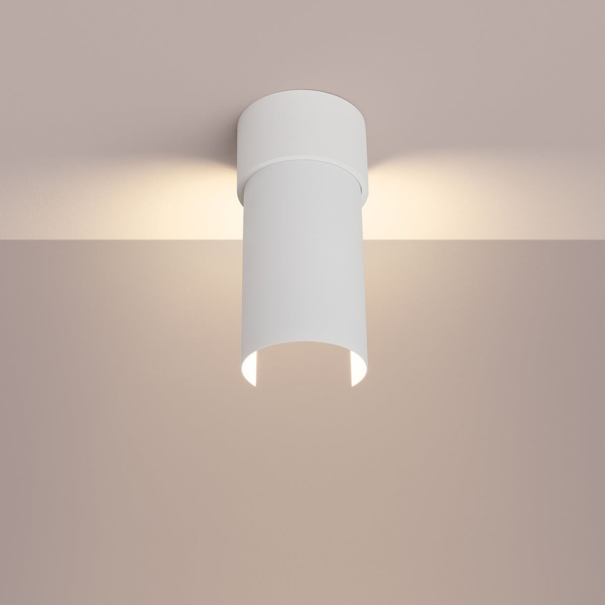 Plafonnier Flash en acier blanc allumé avec un halo de lumière sur le plafond