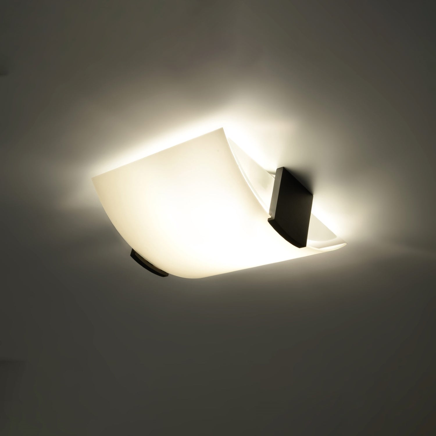 Plafonnier Emilio, détail du verre et du bois