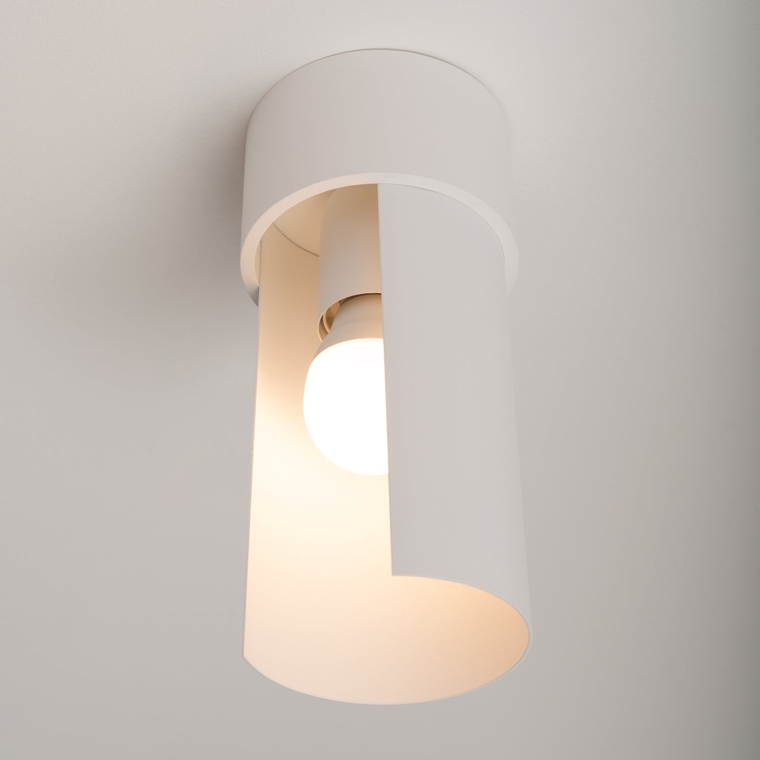 Plafonnier Flash métal blanc E27, gros plan allumé