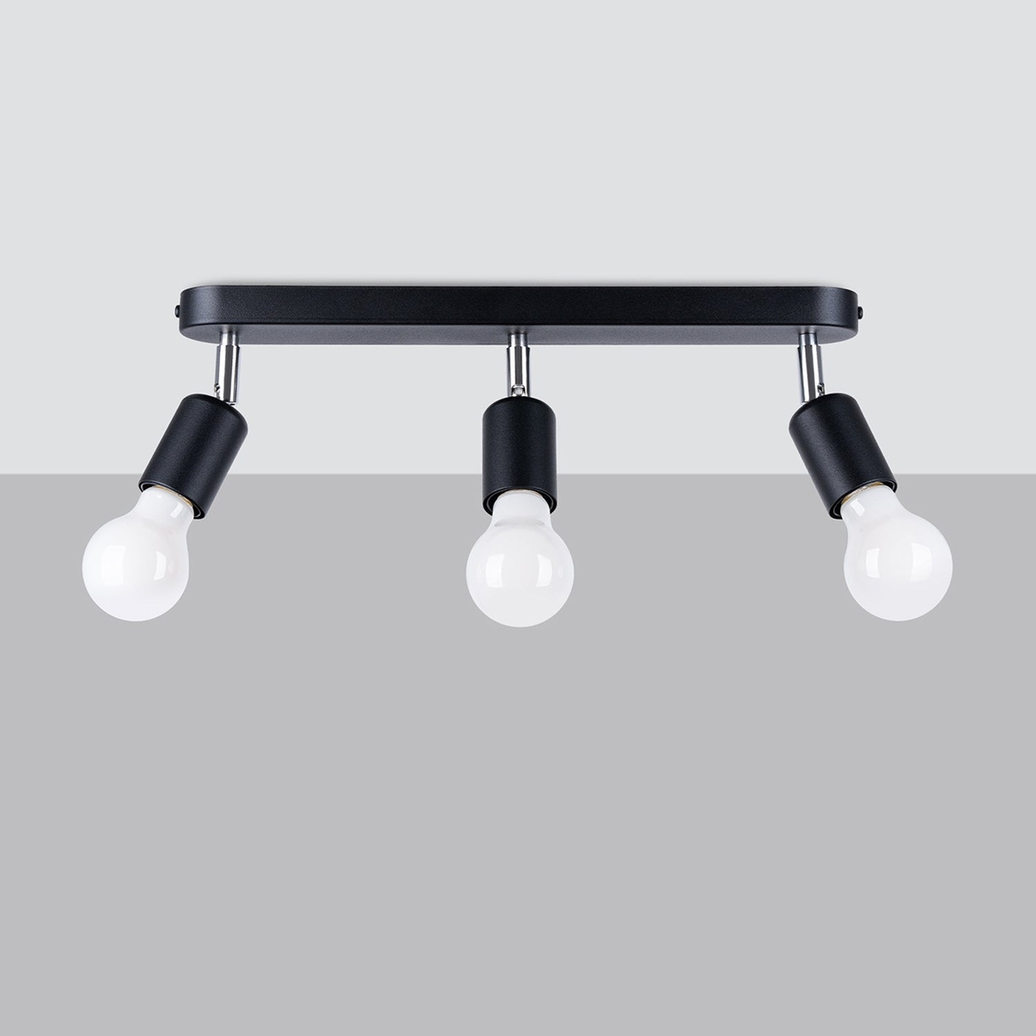 Plafonnier Fornes 3 noir de trois quarts, douilles sur barre