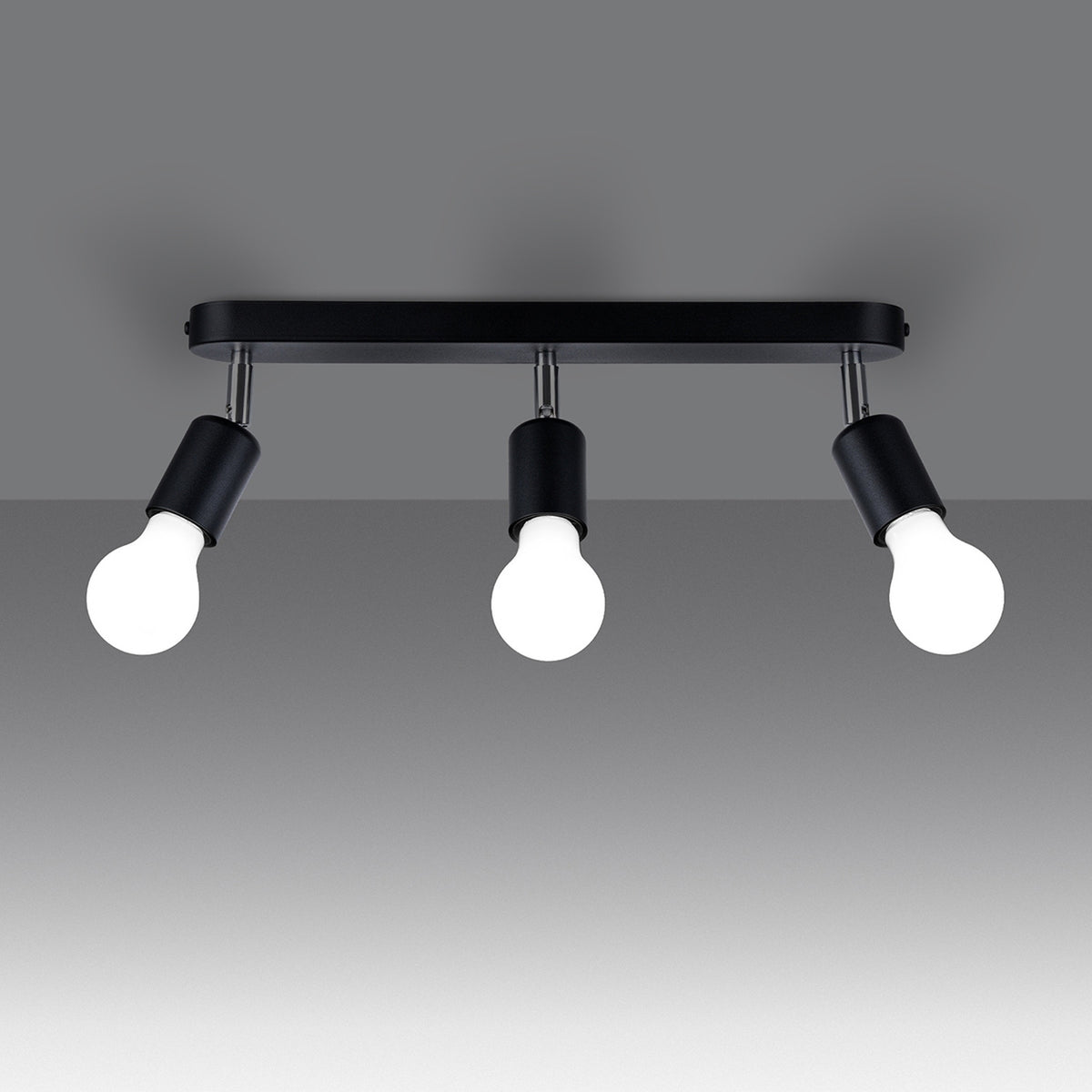 Plafonnier Fornes 3 acier noir allumé trois ampoules globes au plafond