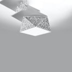 Plafonnier Hexa argent 25 cm fixé au plafond éteint vue de trois quarts