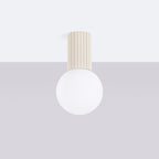 Plafonnier Halo boule opale beige installé au plafond