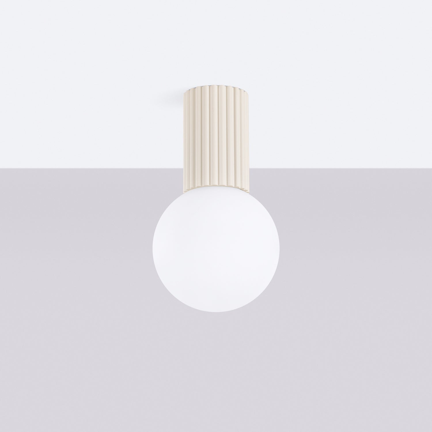Plafonnier Halo boule opale beige installé au plafond