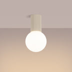 Plafonnier Halo boule opale beige allumé, lumière diffuse