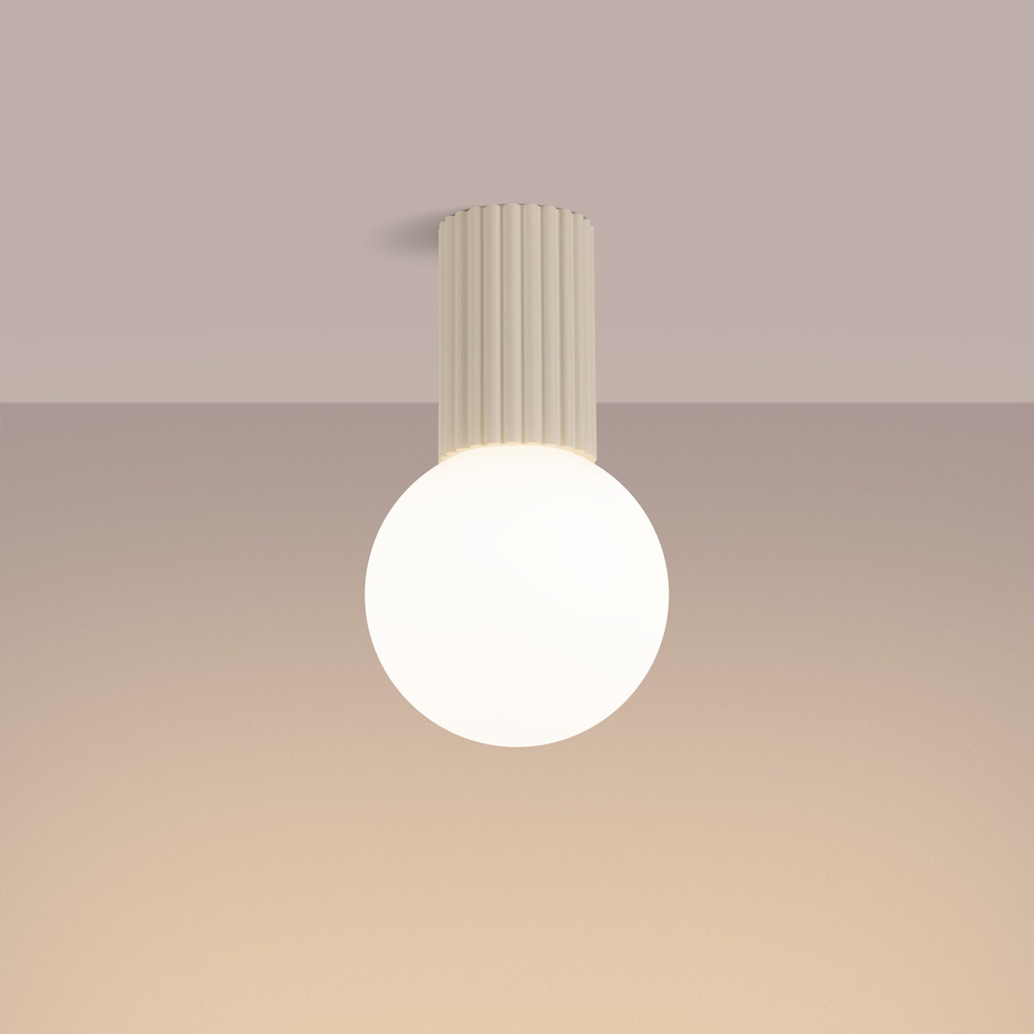 Plafonnier Halo boule opale beige allumé, lumière diffuse