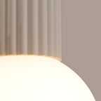 Détail du culot cannelé, plafonnier Halo beige
