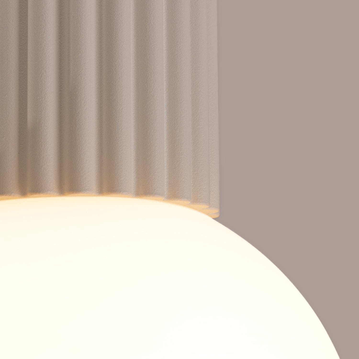 Détail du culot cannelé, plafonnier Halo beige