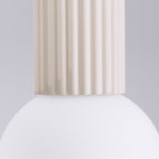 Plafonnier Halo boule opale beige, vue rapprochée
