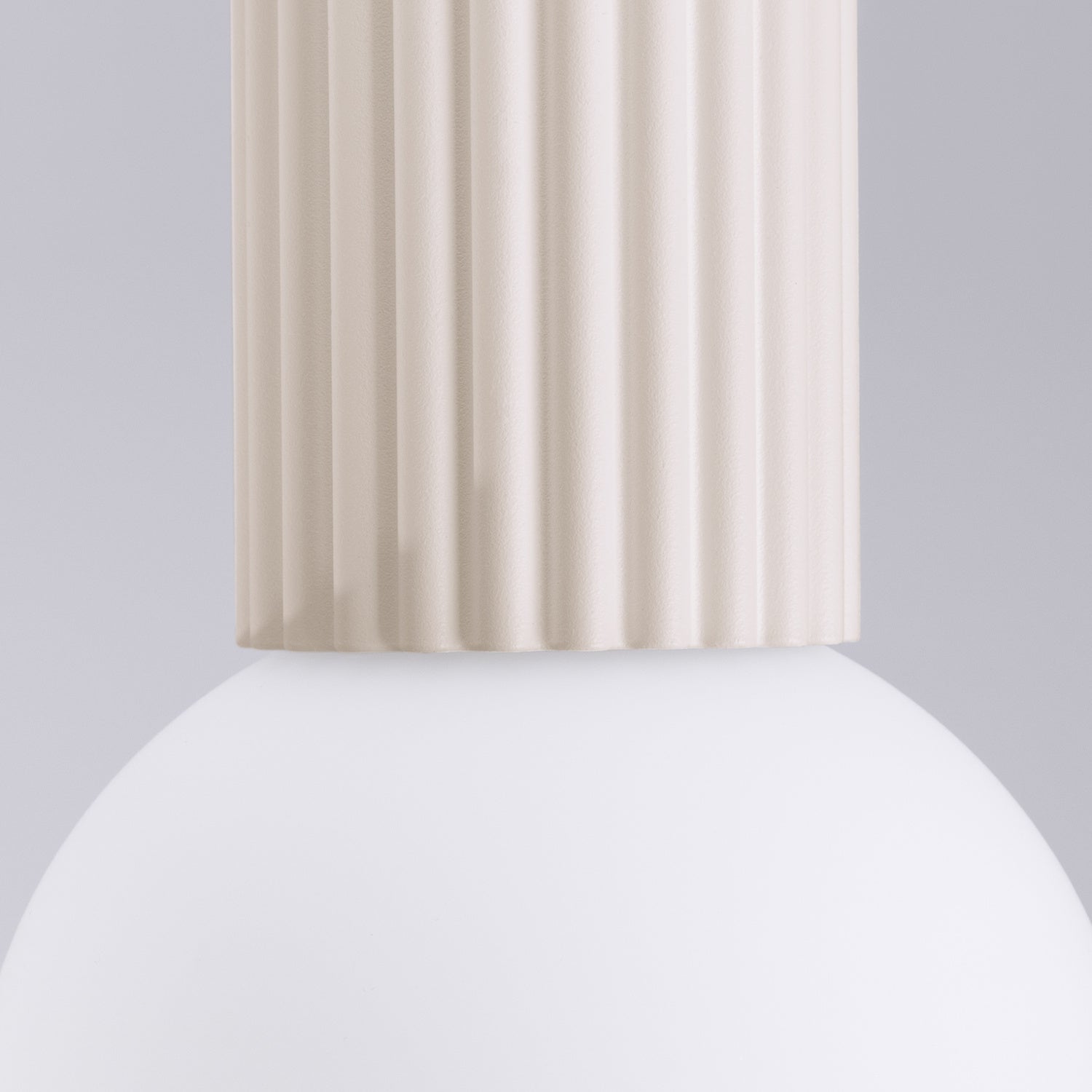 Plafonnier Halo boule opale beige, vue rapprochée