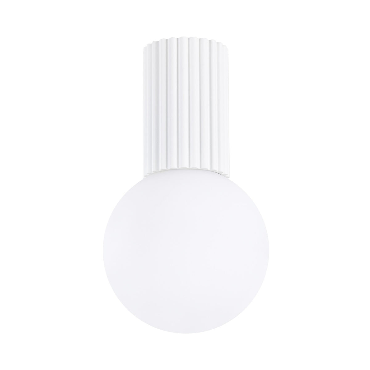 Plafonnier Halo laque blanche vu de face boule de verre opale sous son culot cannelé