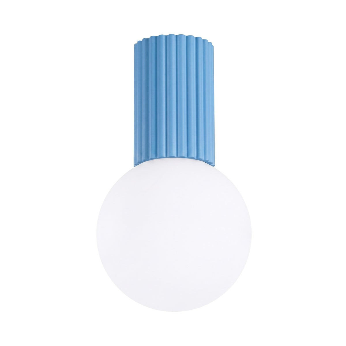 Plafonnier Halo laque bleu ciel vu de face boule de verre opale sous son culot cannelé