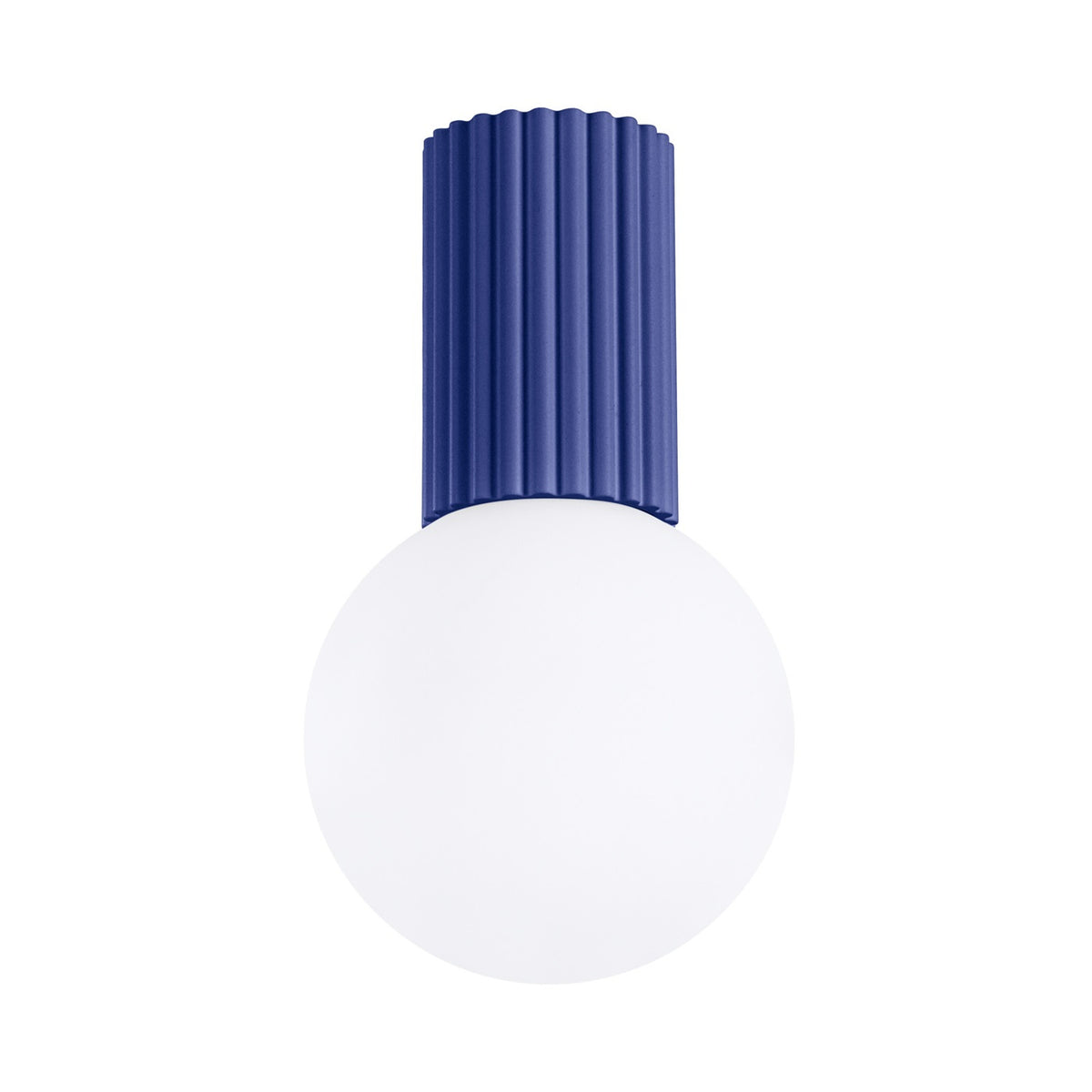 Plafonnier Halo laque bleu outremer vu de face boule de verre opale sous son culot cannelé
