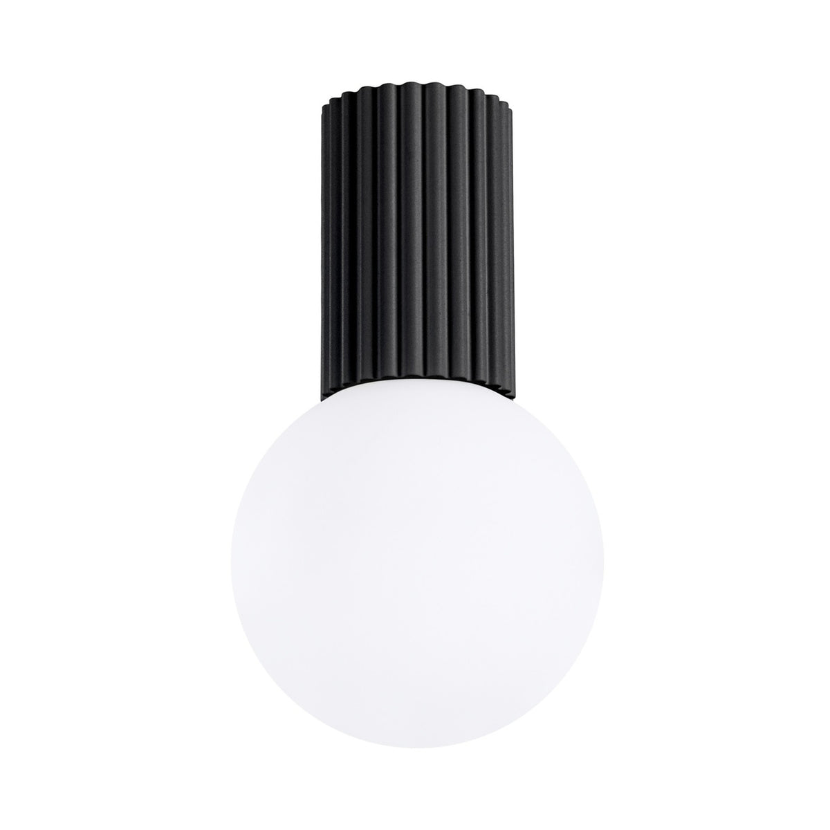 Plafonnier Halo laque noire vu de face boule de verre opale sous son culot cannelé