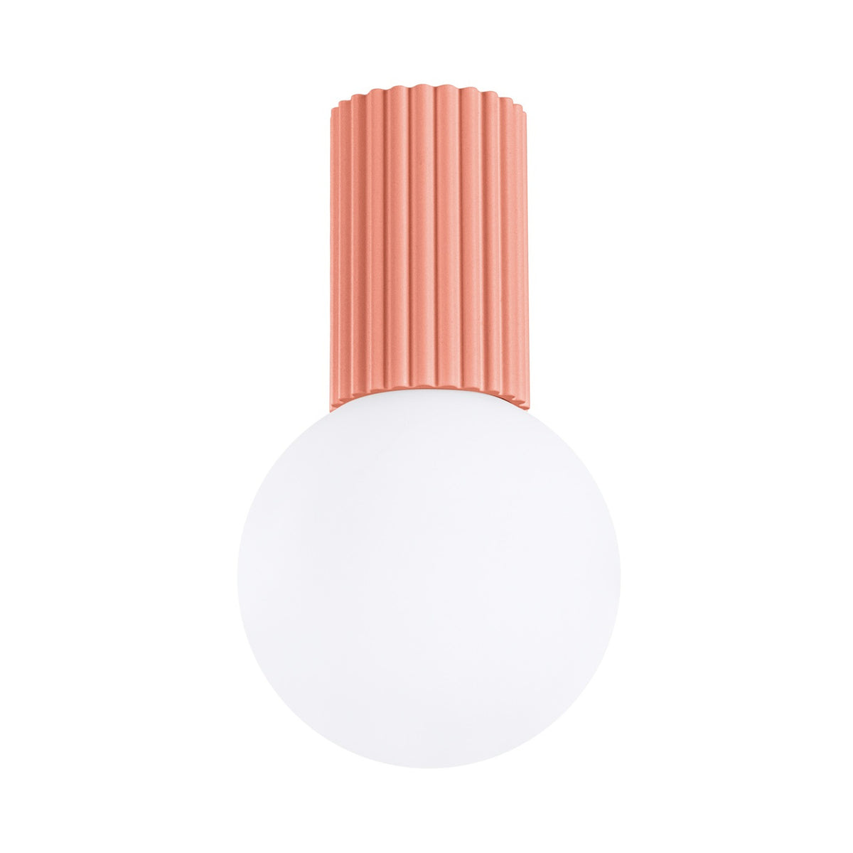 Plafonnier Halo laque rose pêche vu de face boule de verre opale sous son culot cannelé