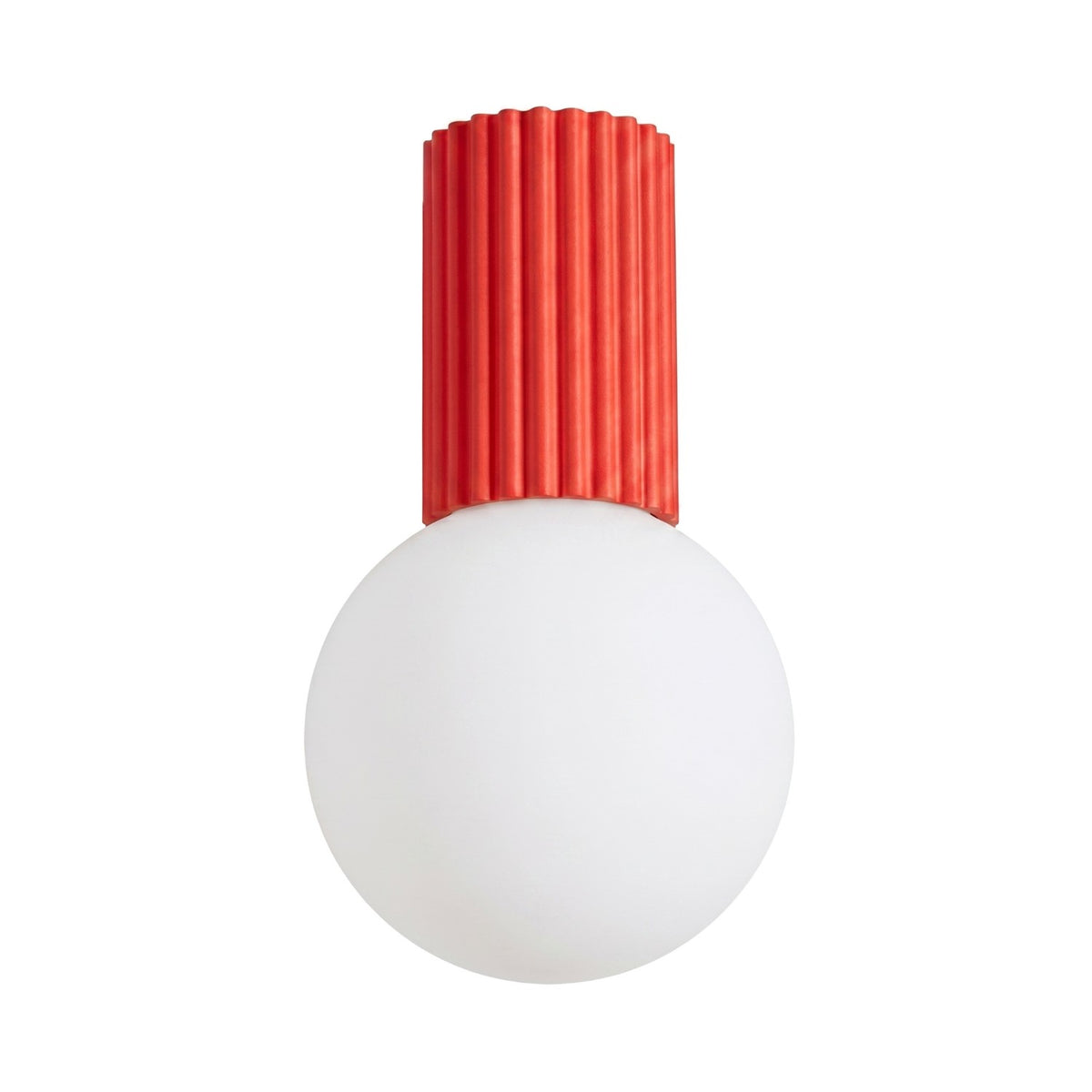 Plafonnier Halo laque rouge vu de face boule de verre opale sous son culot cannelé