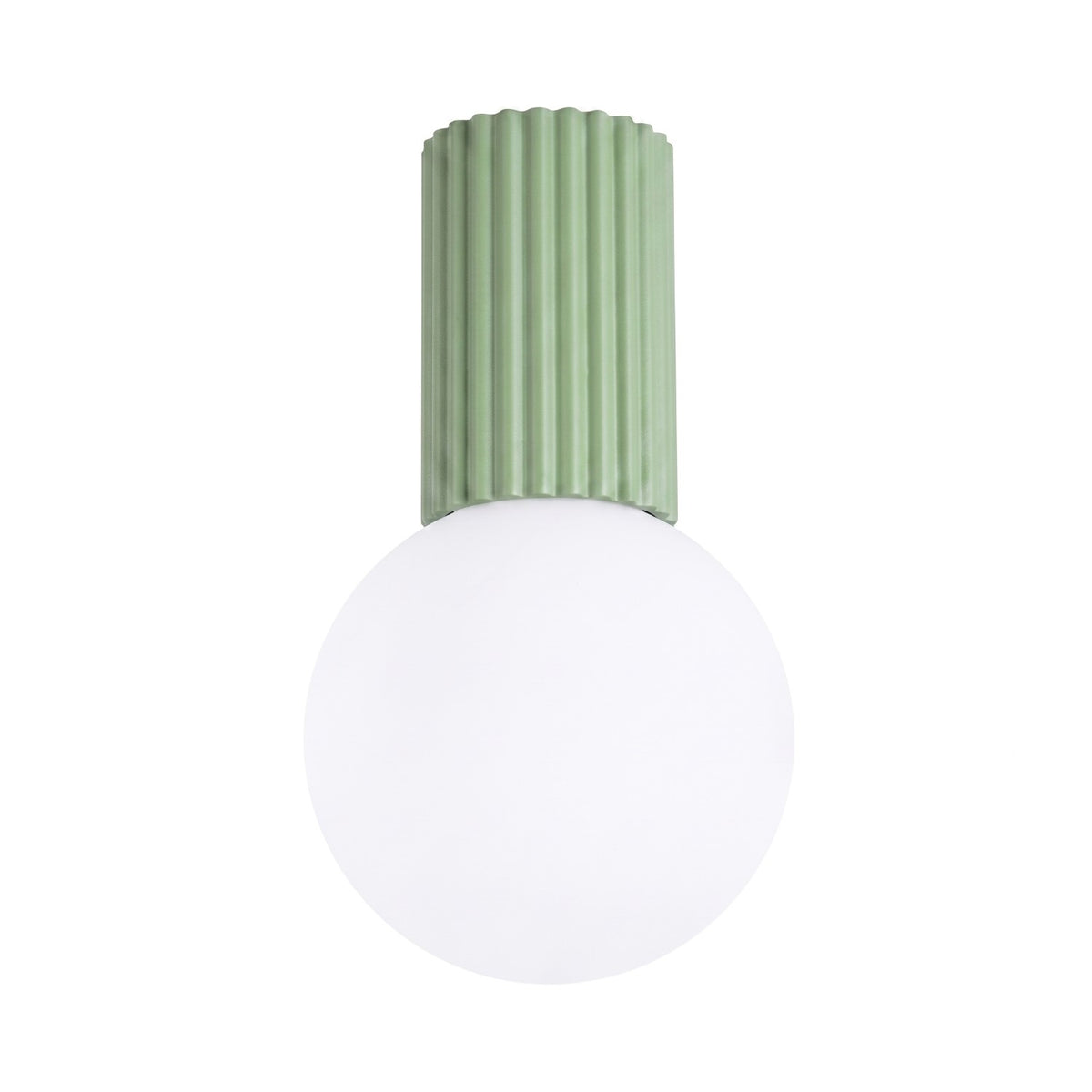 Plafonnier Halo laque vert sauge vu de face boule de verre opale sous son culot cannelé
