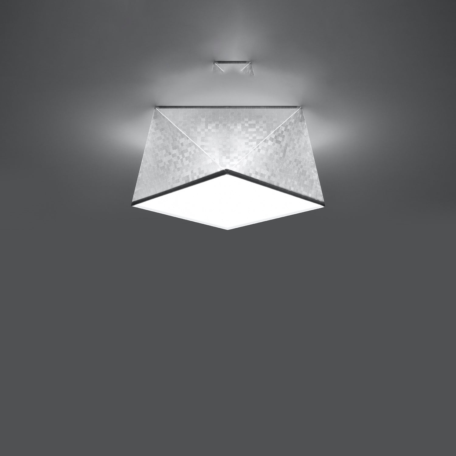 Plafonnier Hexa 25 en finition argent mosaïque, forme diamant facetté, vue de dessous et diffuseur